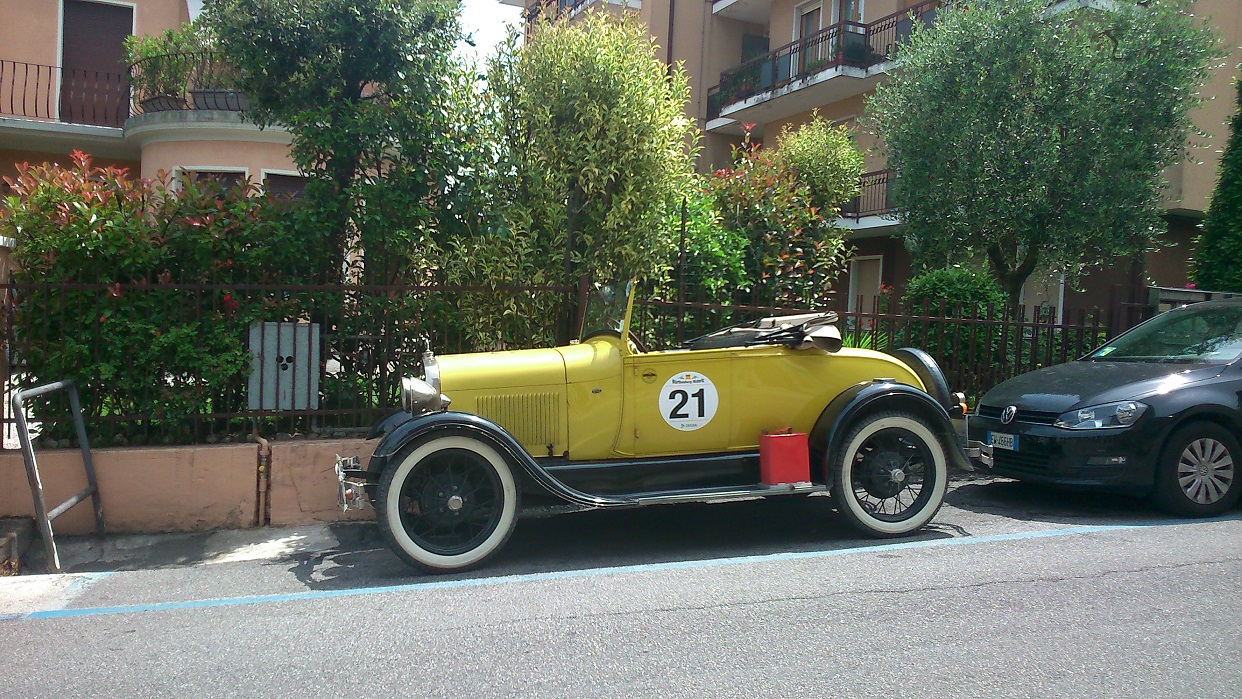 Антикварный автомобиль на улице в Дезенцано-дель-Гарда.