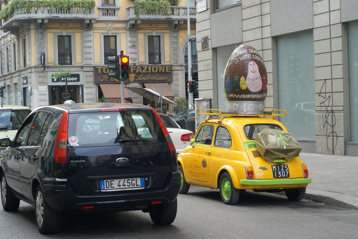 Винтажный Fiat 500 на улице в Милане. Пасха.