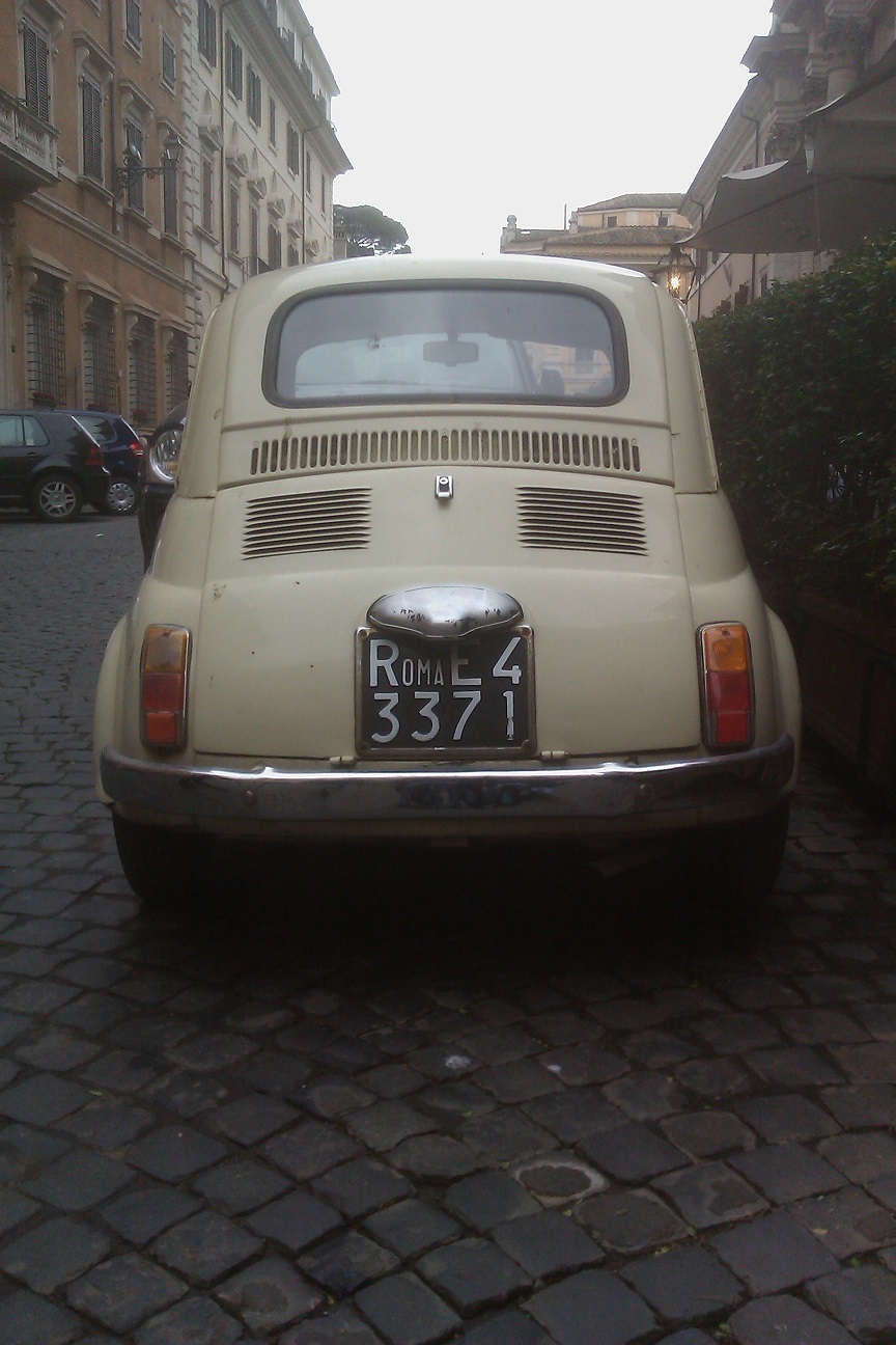 Винтажный автомобиль на улице в Риме.