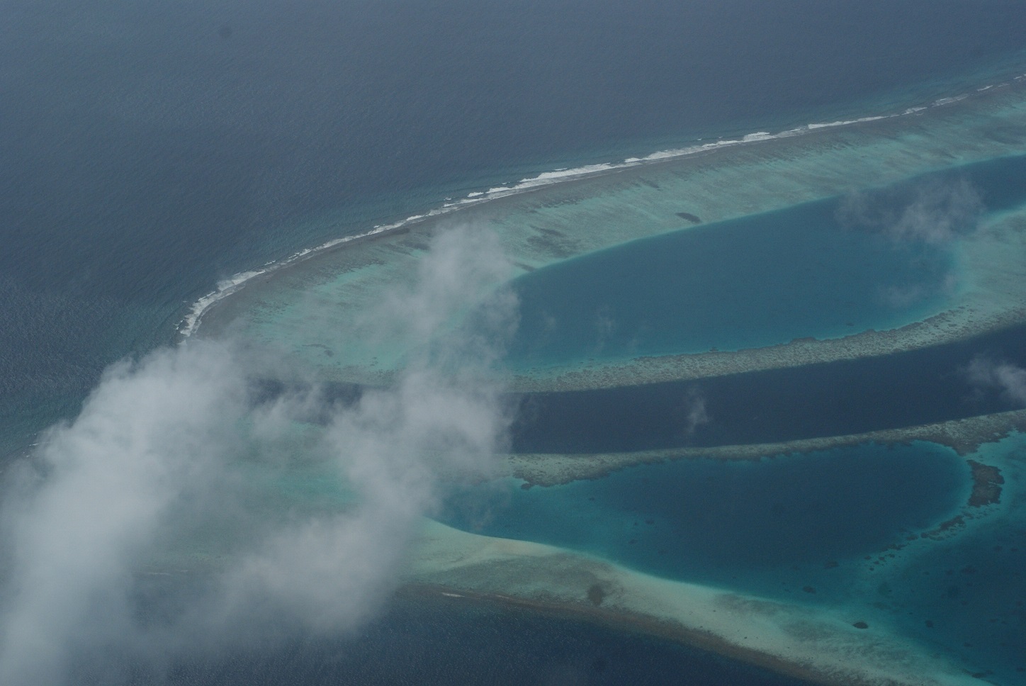 Мальдивы. Острова с высоты птичьего (гидросамолетного) полета. Лагуна.